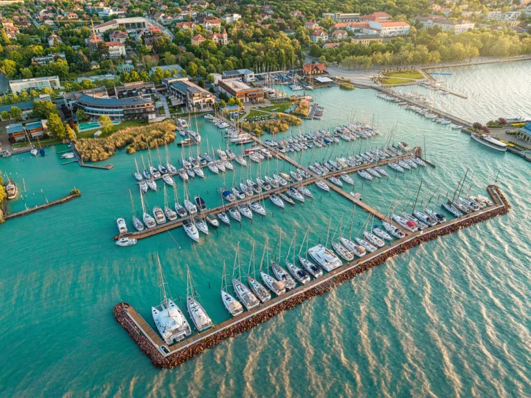 Dronefoto av en småbåthavn med rader av lystbåter på Balatonsjøen i Ungarn
