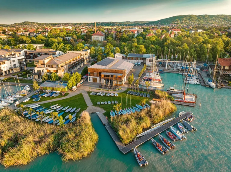 Flyfoto av Balatonfüredi Yacht Club ved bredden av Balatonsjøen i Ungarn