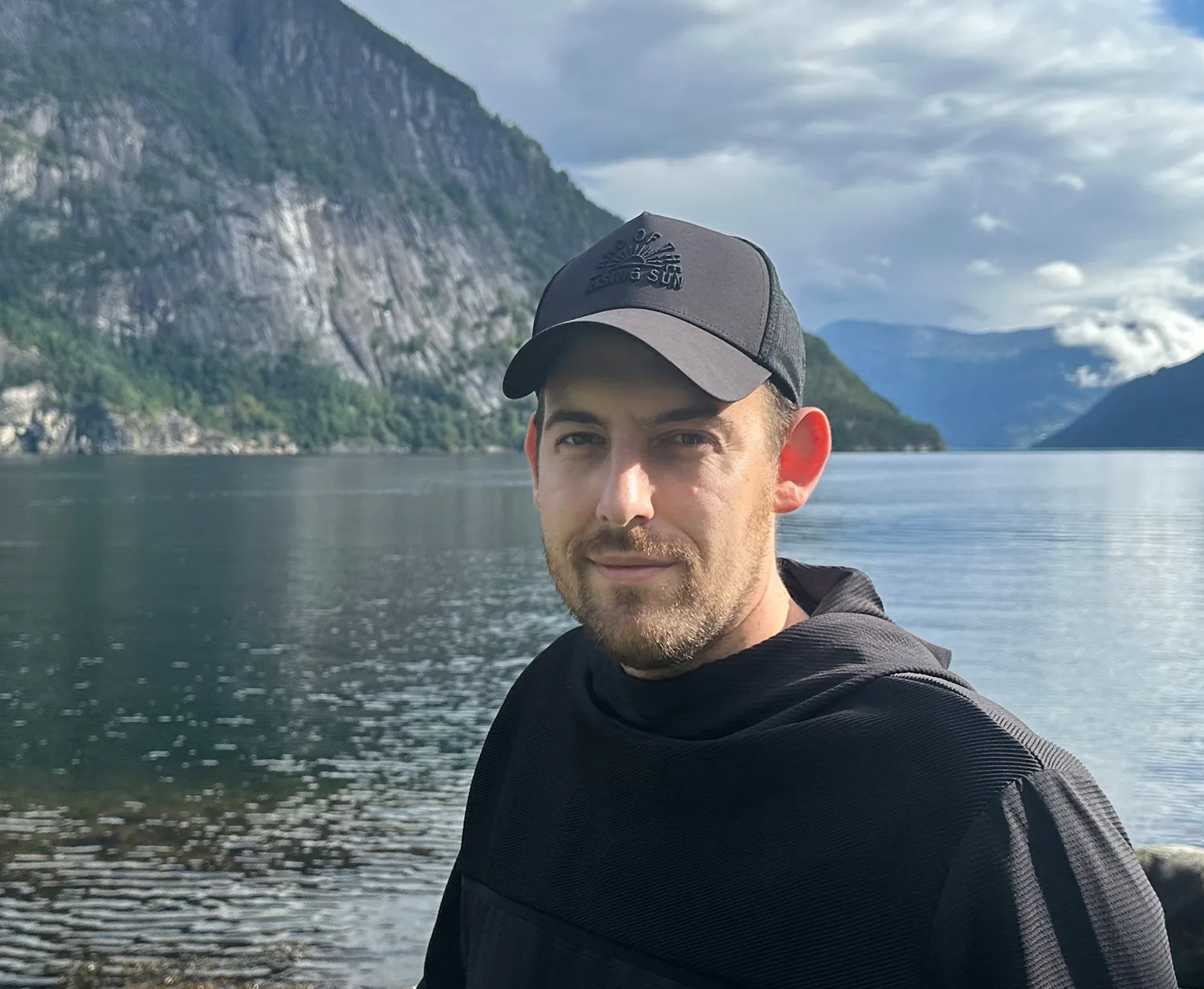 Bence Székely, fotograf, ved en norsk fjord