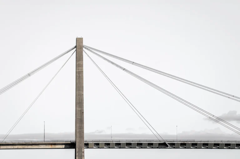 Minimalistisk fotografi av Bybrua i Stavanger mot en blek himmel