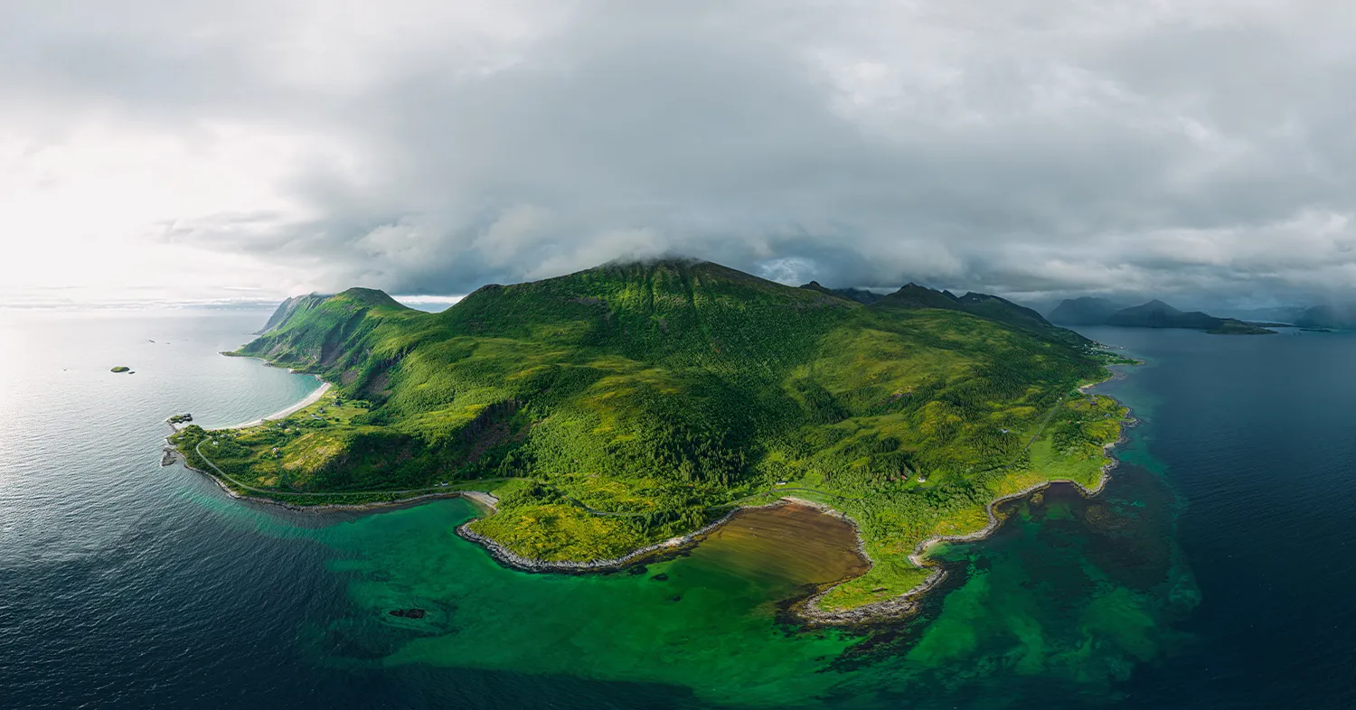 Forhåndsvisning av 360°-fotografi av en frodig grønn øy omgitt av stille vann, Lofoten, Norge