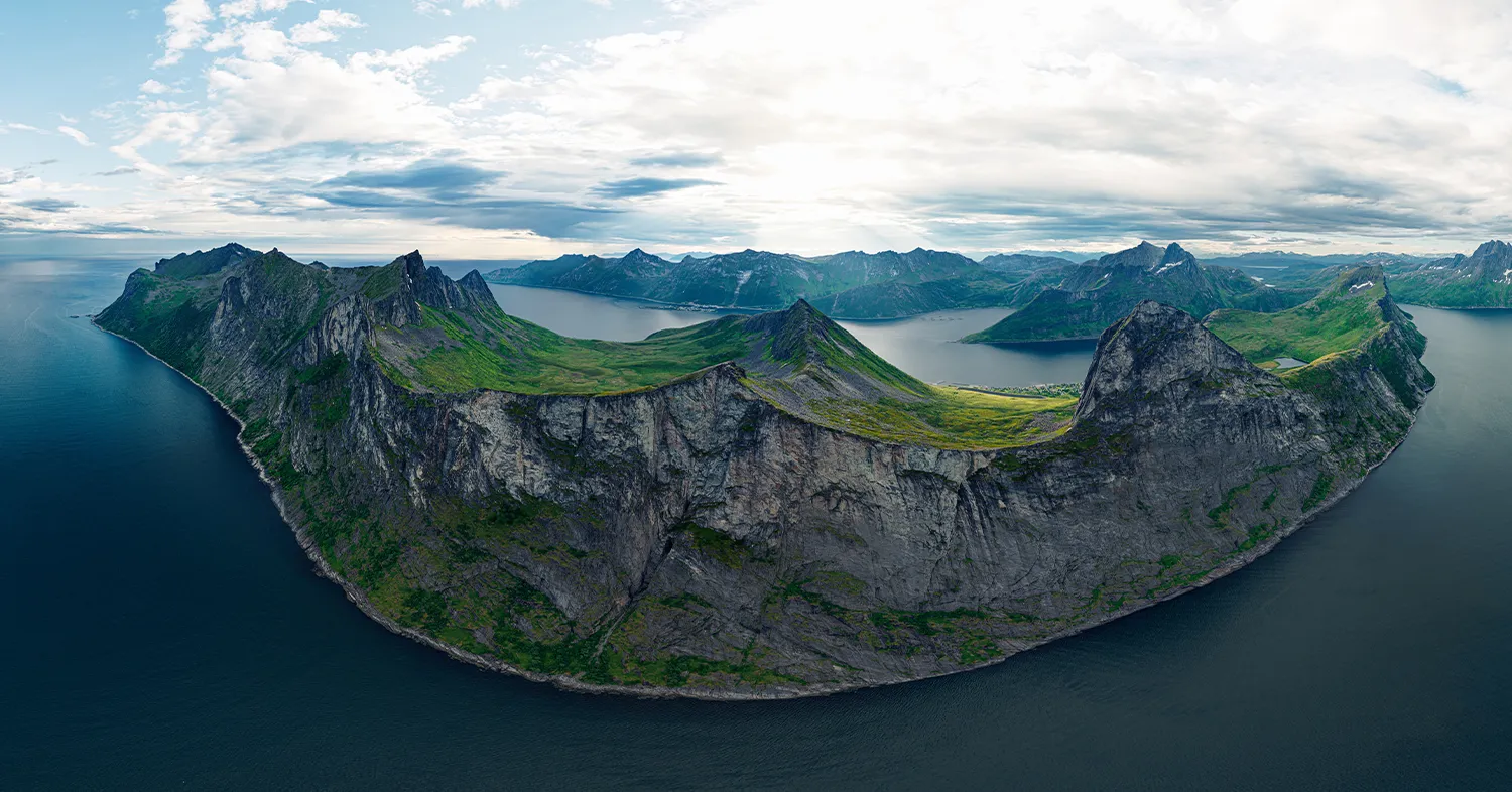 Forhåndsvisning av 360°-fotografi av Segla-fjellet og omkringliggende topper, Senja, Norge