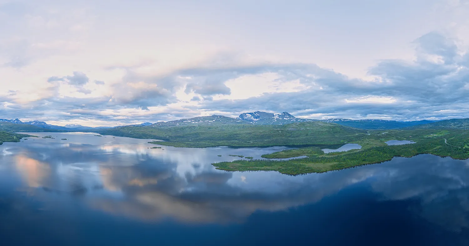 Forhåndsvisning av 360°-fotografi av et vann som speiler omkringliggende fjell, Norge