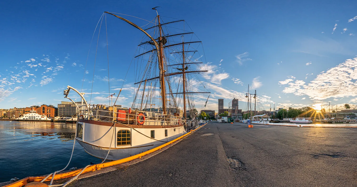 Forhåndsvisning av 360°-fotografi av en havn med et tradisjonelt seilskip ved kaia, Oslo, Norge