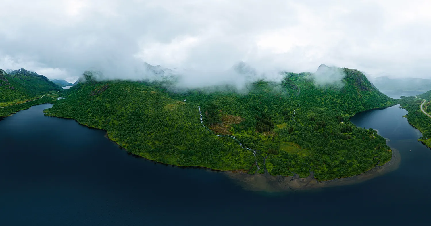 Forhåndsvisning av 360°-fotografi av et frodig grønt landskap under myke skyer, Lofoten, Norge