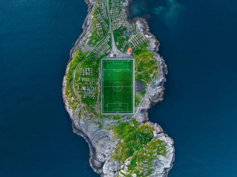 Luftfoto av den ikoniske fotballbanen i Henningsvær på en liten øy i Lofoten, Norge