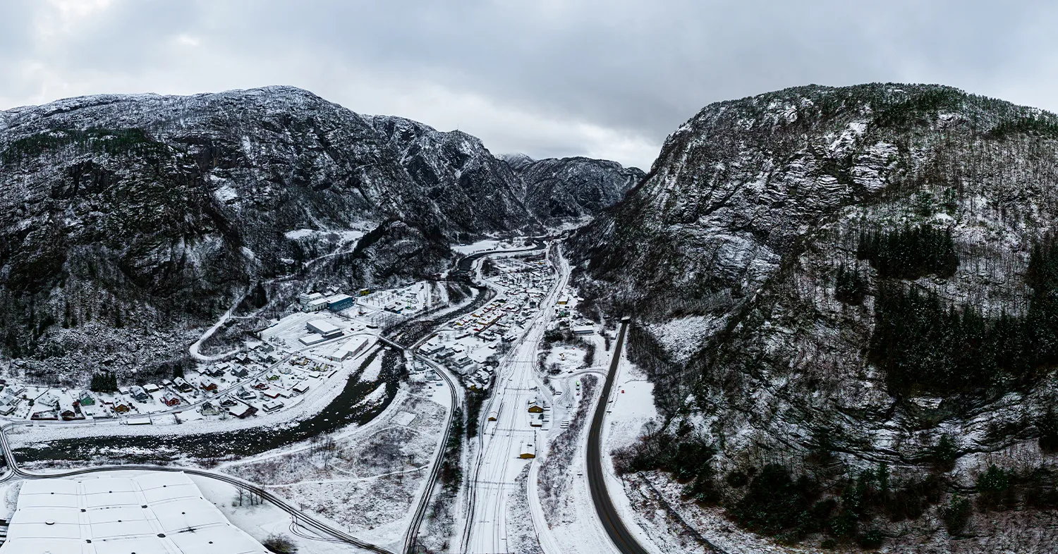 Forhåndsvisning av 360°-fotografi av en snødekt dal med mørke fjellsider, Dale, Norge
