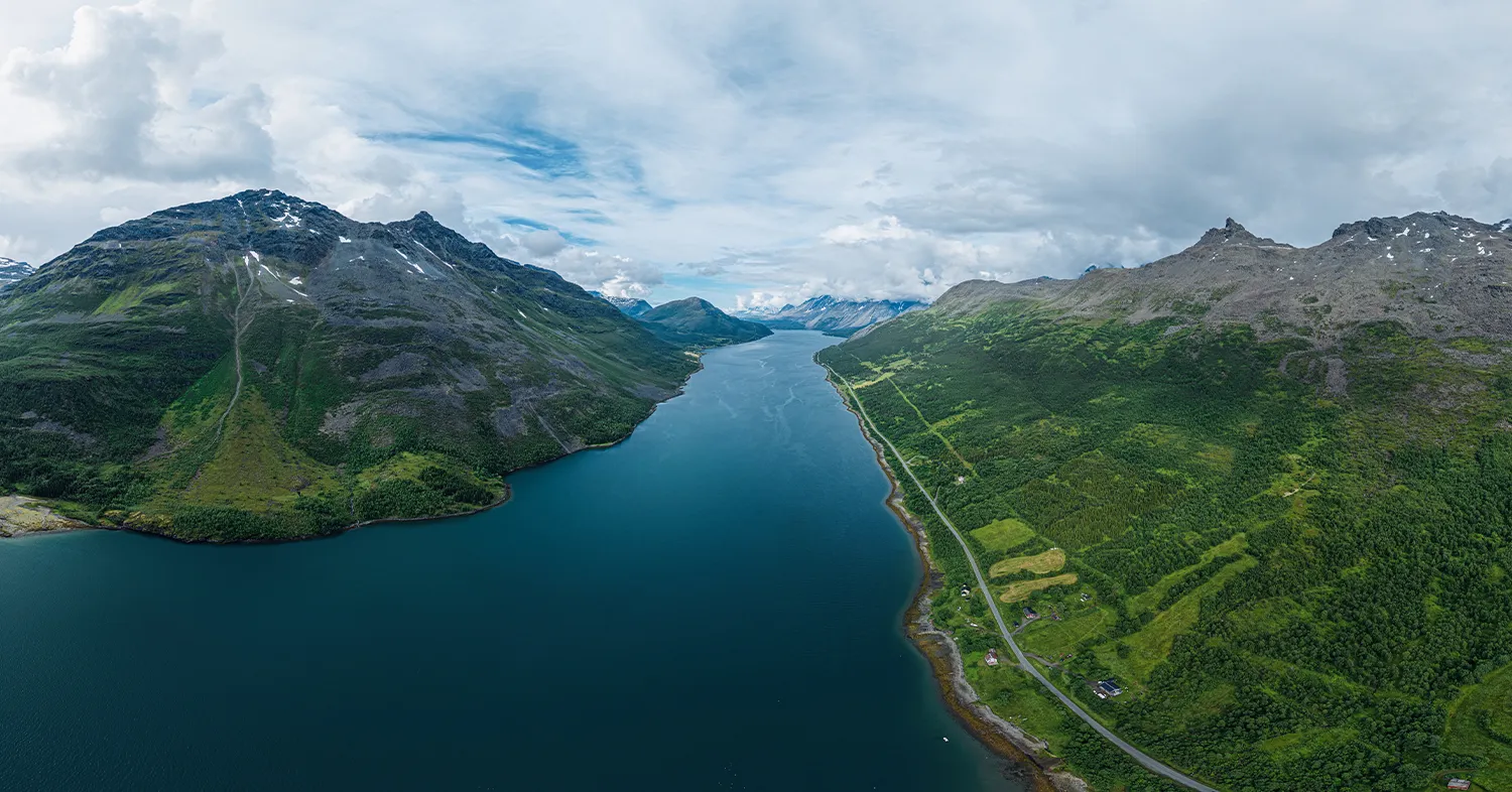 Forhåndsvisning av 360°-fotografi av en fjord mellom bratte fjell, Norge
