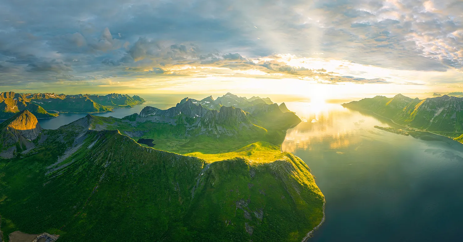 Forhåndsvisning av 360°-fotografi av et landskap i gylden time, Fjordgård, Senja, Norge
