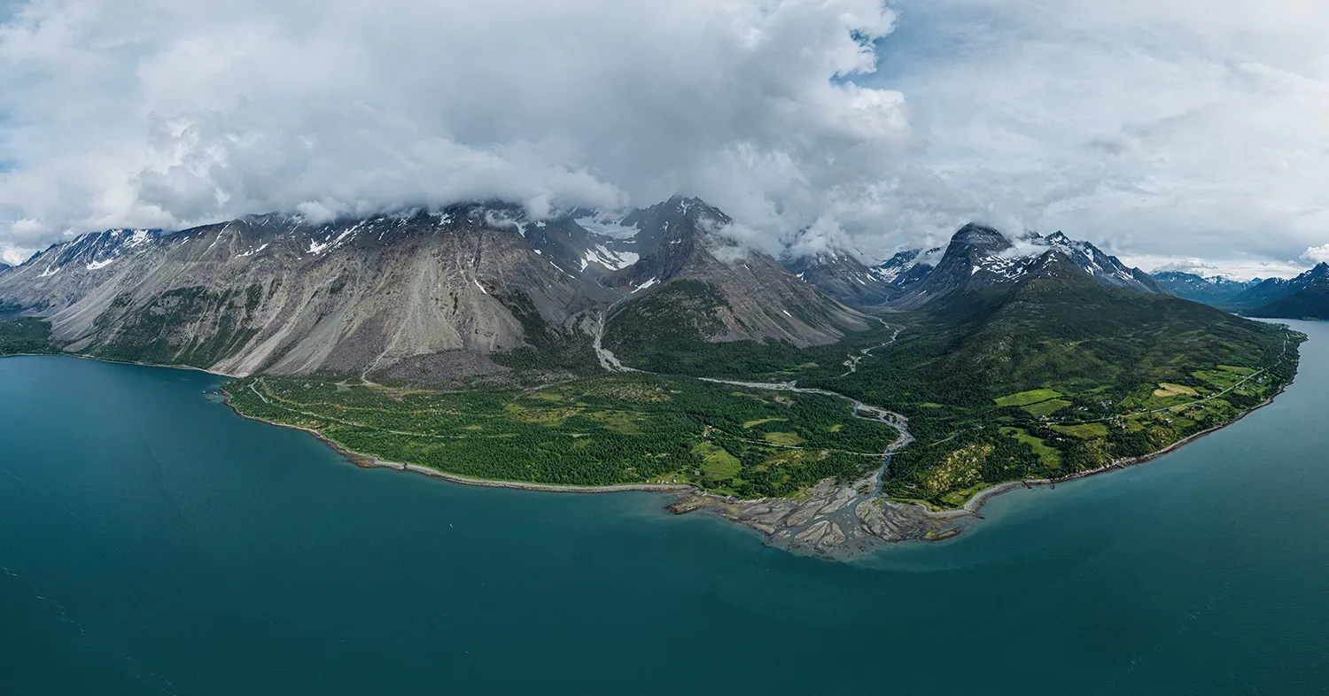 Forhåndsvisning av 360°-fotografi av et dramatisk fjellandskap i Lyngsalpene, Troms, Norge