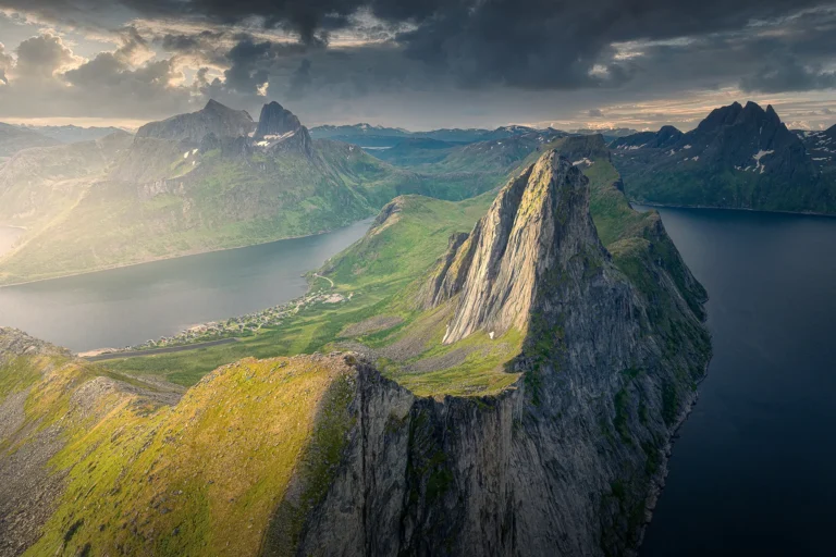 Dronefoto av Segla-fjellryggen som hever seg over fjorden på Senja i Norge