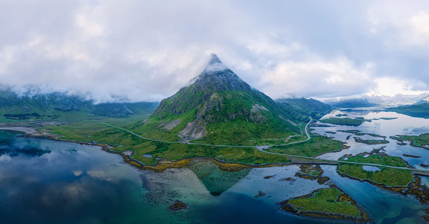 Forhåndsvisning av 360°-fotografi av veien til Fredvang med omkringliggende fjelltopper, Norge