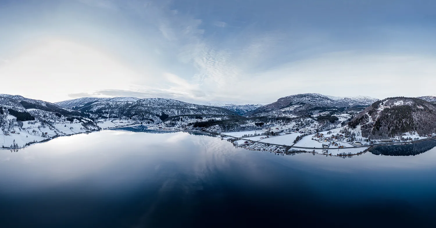 Forhåndsvisning av 360°-fotografi av et snødekt fjellandskap ved et islagt vann, Norge