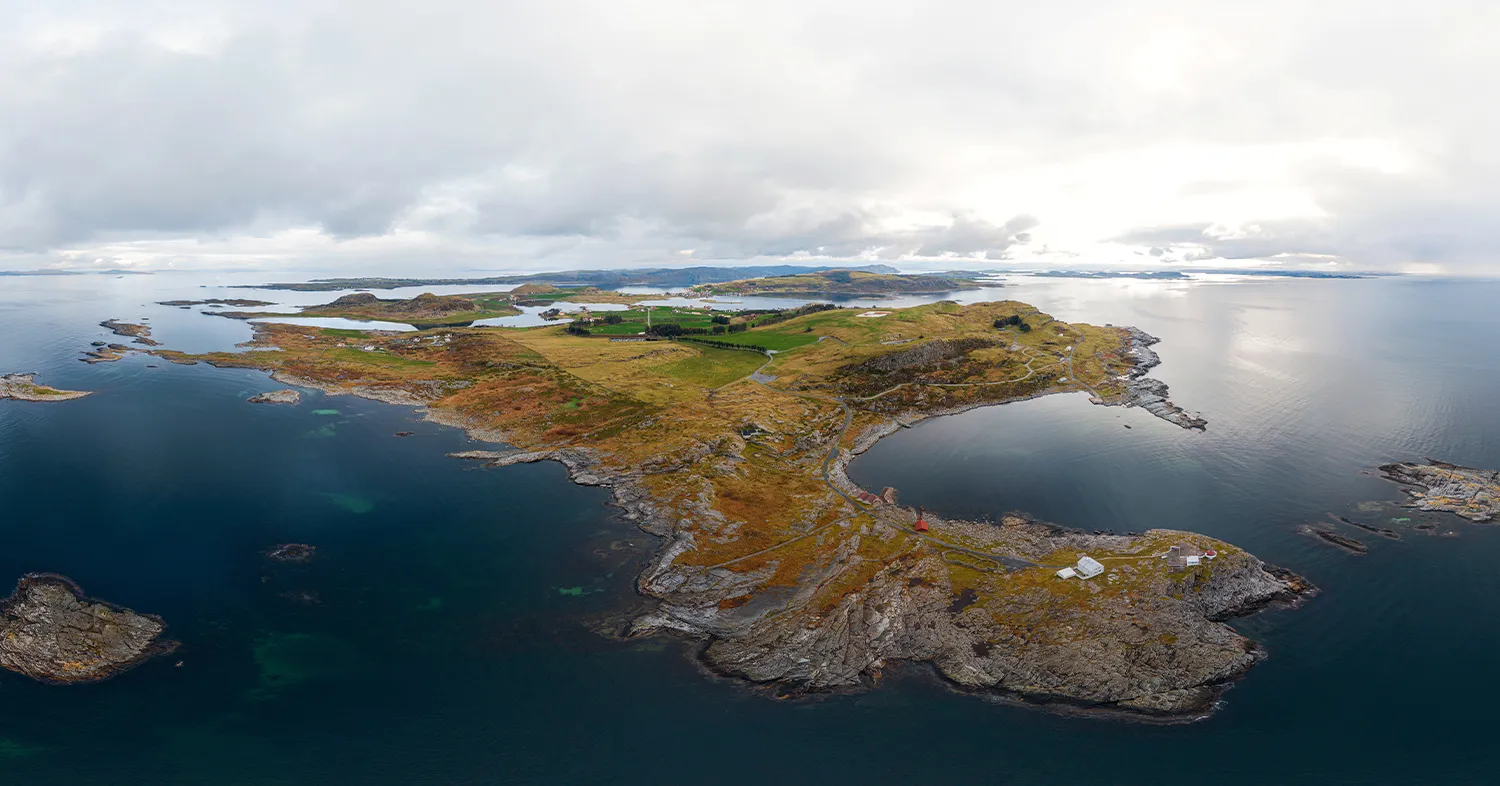 Preview image of a 360° photograph where land and sea meet along the coast, Fjøløy, Norway